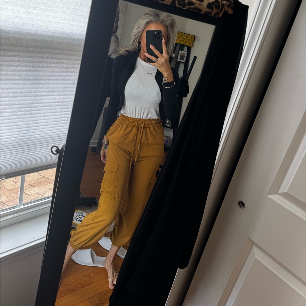 Women's Mustard Cargo cropped designer dress capri Pants size small high waist